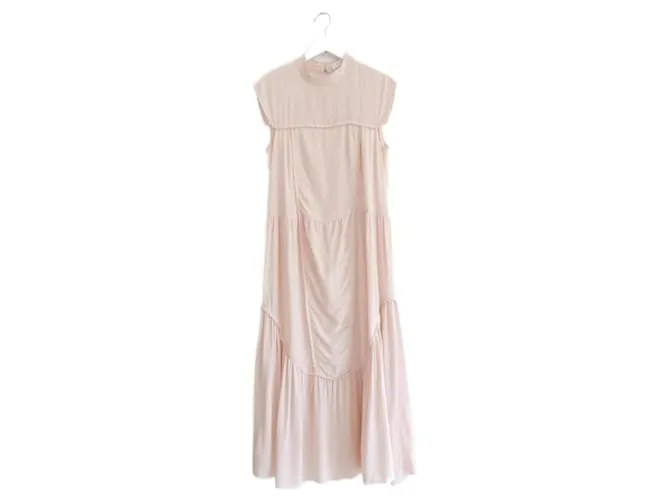 See by Chloé Assolutamente sognante, vestito super femminile See By Chloe - acquistato per £650 e mai indossato. Realizzato in morbido crepe di viscosa rosa fumé con fodera in viscosa. Così ben realizzato con un taglio svasato a pannelli multipli, piccoli