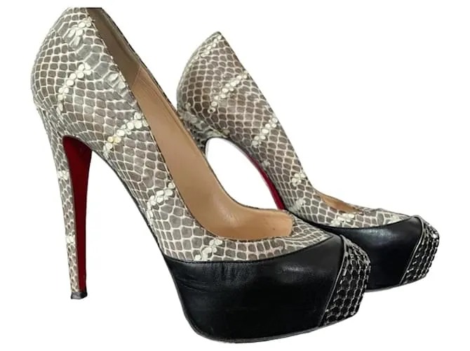 Décolleté a piattaforma con punta in acciaio Christian Louboutin Maggie in pelle nera e serpente d'acqua. Grigio antracite
