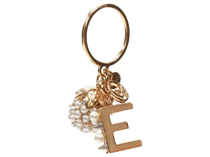 Anello charm con punte di perle decorate a forma di bacca della collezione Fendi Tone E Alphabet D'oro Metallico