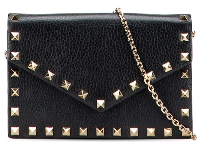 Portafoglio a busta Valentino in pelle di vitello nera con texture a granuli e catena Rockstud Nero