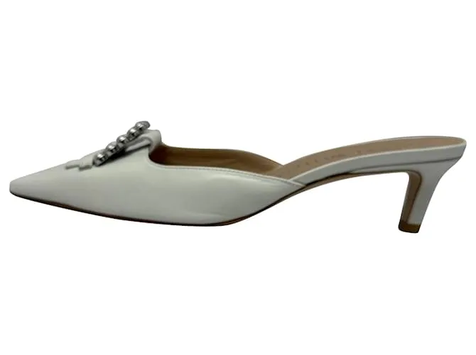 Mule con tacco kitten in pelle bianca decorate con fibbie Stuart Weitzman Bianco Crudo