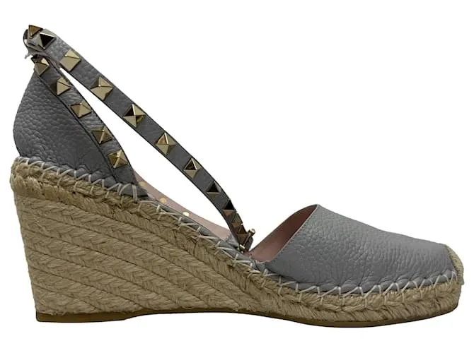 Valentino Garavani Décolleté con zeppa e cinturino alla caviglia Rockstud di Valentino in pelle grigia Grigio