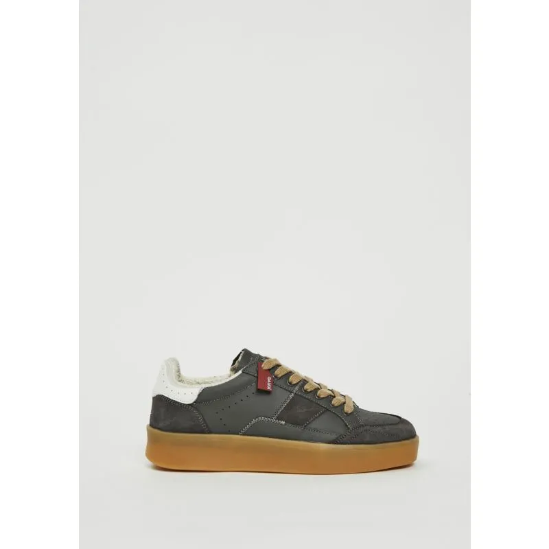 Sneaker grigia in pelle scamosciata