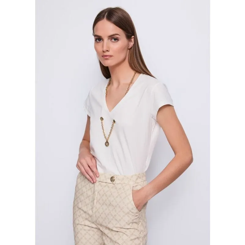 T-shirt da donna bianca con collana gioiello